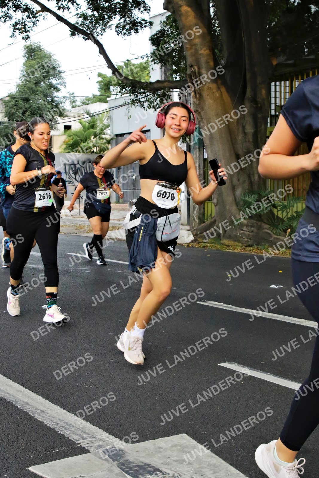 Foto de la X Carrera Leones Negros Red Cola 2026 en Rectoría General de la UdeG, Av. Juárez 976 (meta en Av. Enrique Díaz de León y Pedro Moreno), Guadalajara a las 05:08 · dorsal 6070, 2616, 7632