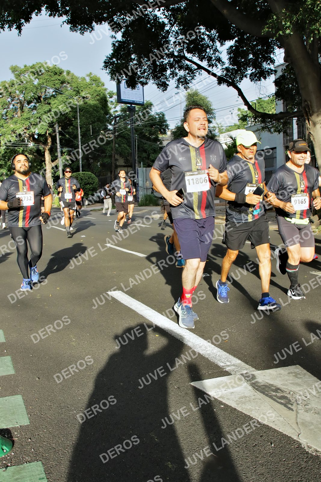 Foto de la X Carrera Leones Negros Red Cola 2026 en Rectoría General de la UdeG, Av. Juárez 976 (meta en Av. Enrique Díaz de León y Pedro Moreno), Guadalajara a las 07:57 · dorsal 11806, 9165, 732