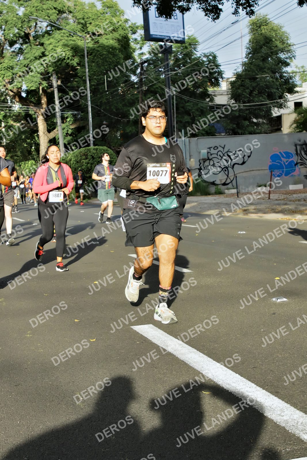 Foto de la X Carrera Leones Negros Red Cola 2026 en Rectoría General de la UdeG, Av. Juárez 976 (meta en Av. Enrique Díaz de León y Pedro Moreno), Guadalajara a las 07:59 · dorsal 10077, 9807