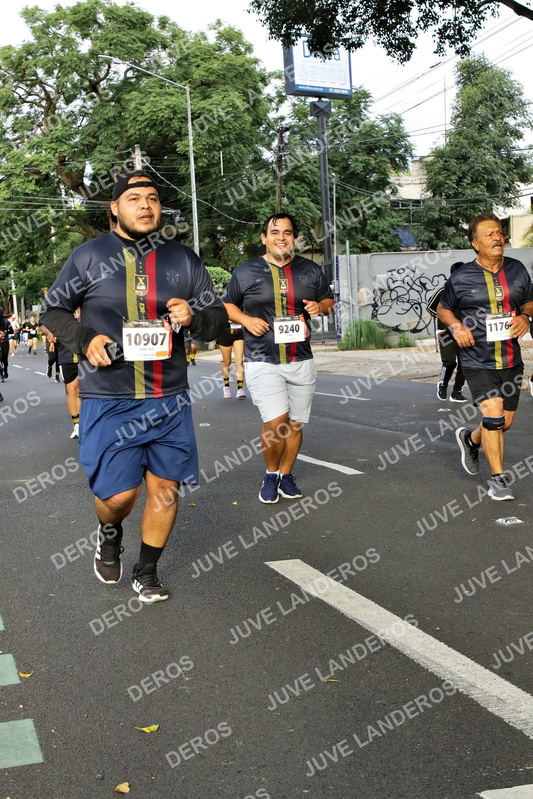 Foto de la X Carrera Leones Negros Red Cola 2026 en Rectoría General de la UdeG, Av. Juárez 976 (meta en Av. Enrique Díaz de León y Pedro Moreno), Guadalajara a las 08:07 · dorsal 10907, 9240, 1176