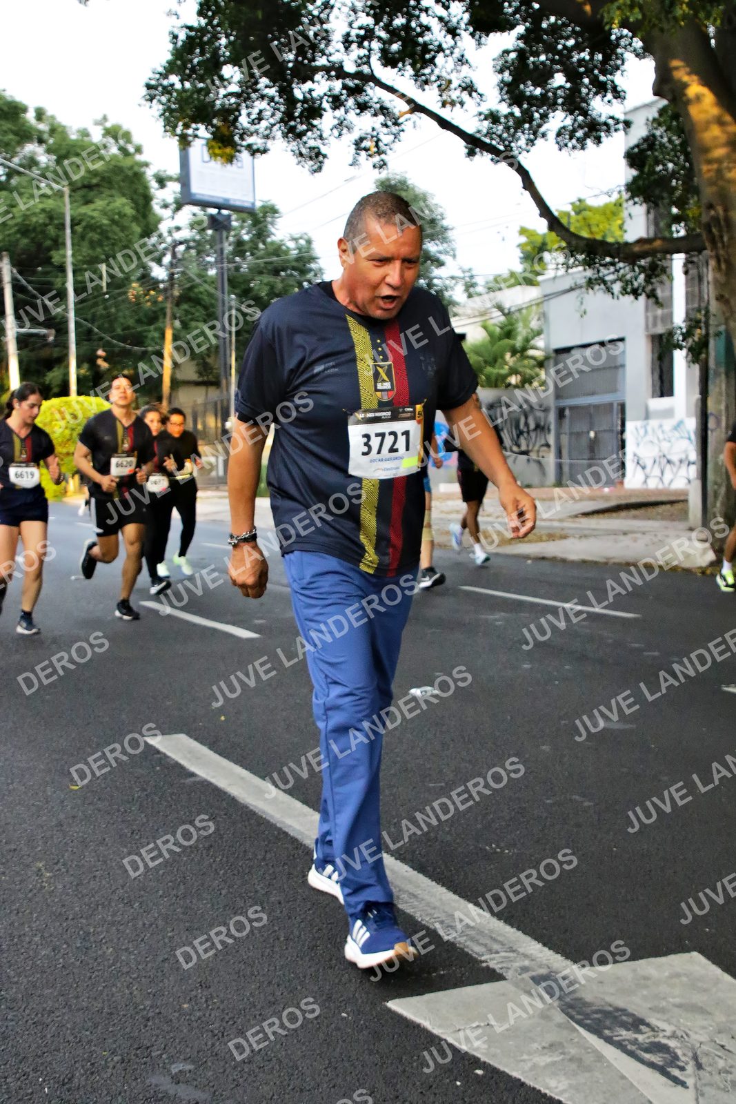 Foto de la X Carrera Leones Negros Red Cola 2026 en Rectoría General de la UdeG, Av. Juárez 976 (meta en Av. Enrique Díaz de León y Pedro Moreno), Guadalajara a las 05:07 · dorsal 3721, 6619