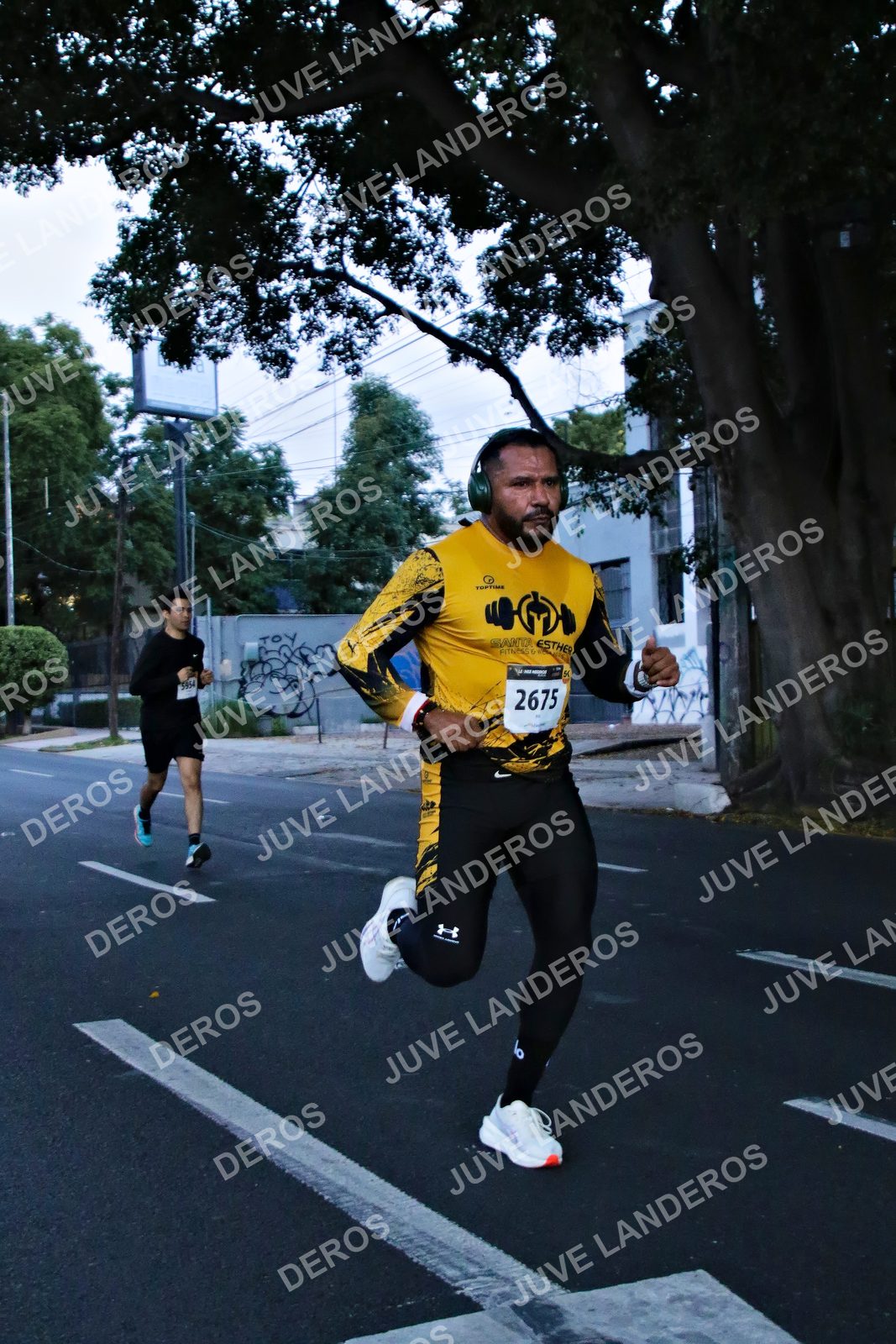 Foto de la X Carrera Leones Negros Red Cola 2026 en Rectoría General de la UdeG, Av. Juárez 976 (meta en Av. Enrique Díaz de León y Pedro Moreno), Guadalajara a las 04:53 · dorsal 2675, 5954
