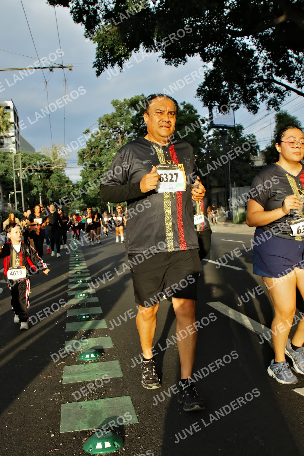 Foto de la X Carrera Leones Negros Red Cola 2026 en Rectoría General de la UdeG, Av. Juárez 976 (meta en Av. Enrique Díaz de León y Pedro Moreno), Guadalajara a las 07:27 · dorsal 6327, 4619, 6238