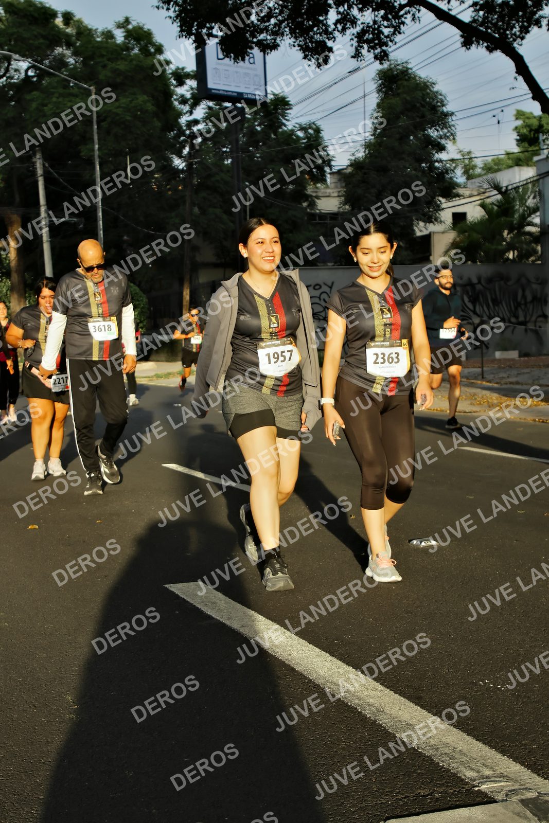 Foto de la X Carrera Leones Negros Red Cola 2026 en Rectoría General de la UdeG, Av. Juárez 976 (meta en Av. Enrique Díaz de León y Pedro Moreno), Guadalajara a las 07:25 · dorsal 2363, 1957, 3618, 2217