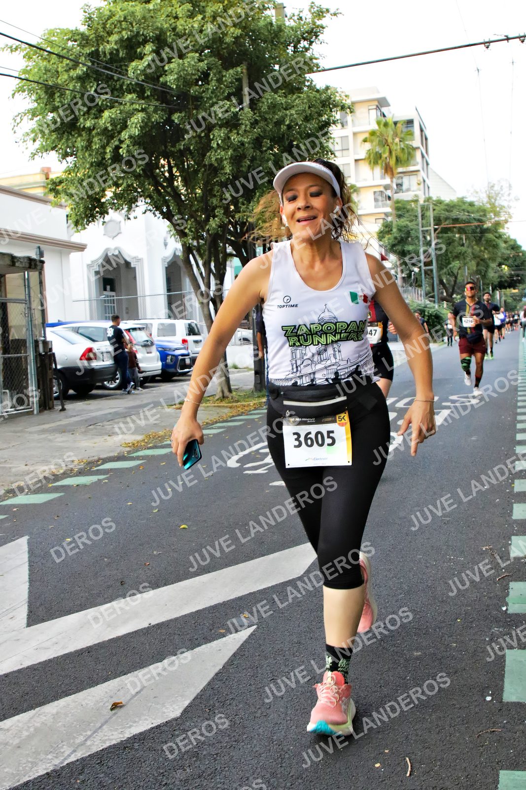 Foto de la X Carrera Leones Negros Red Cola 2026 en Rectoría General de la UdeG, Av. Juárez 976 (meta en Av. Enrique Díaz de León y Pedro Moreno), Guadalajara a las 05:09 · dorsal 3605, 47