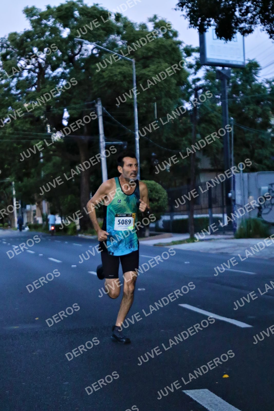 Foto de la X Carrera Leones Negros Red Cola 2026 en Rectoría General de la UdeG, Av. Juárez 976 (meta en Av. Enrique Díaz de León y Pedro Moreno), Guadalajara a las 04:49 · dorsal 5089
