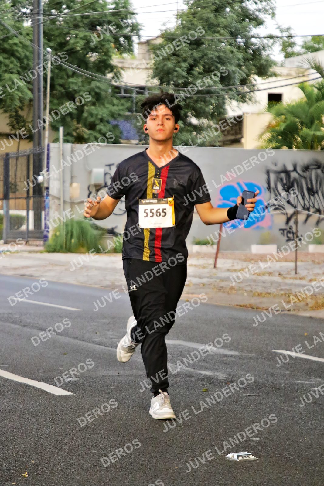 Foto de la X Carrera Leones Negros Red Cola 2026 en Rectoría General de la UdeG, Av. Juárez 976 (meta en Av. Enrique Díaz de León y Pedro Moreno), Guadalajara a las 04:59 · dorsal 5565