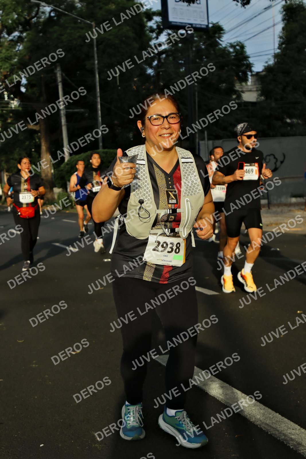 Foto de la X Carrera Leones Negros Red Cola 2026 en Rectoría General de la UdeG, Av. Juárez 976 (meta en Av. Enrique Díaz de León y Pedro Moreno), Guadalajara a las 07:34 · dorsal 2938, 469, 2375
