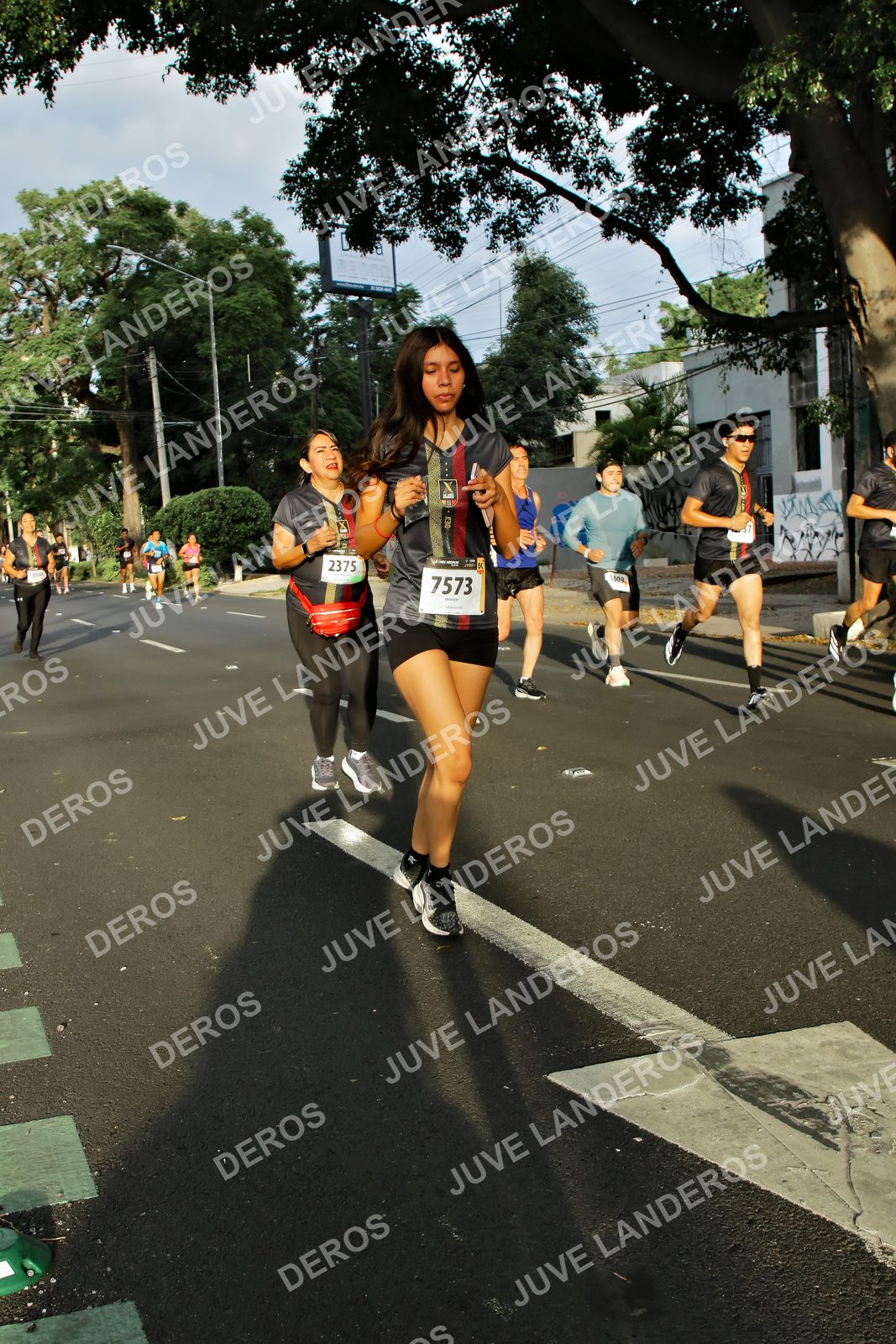 Foto de la X Carrera Leones Negros Red Cola 2026 en Rectoría General de la UdeG, Av. Juárez 976 (meta en Av. Enrique Díaz de León y Pedro Moreno), Guadalajara a las 07:34 · dorsal 7573, 2375