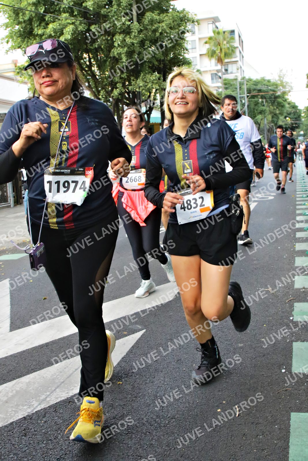 Foto de la X Carrera Leones Negros Red Cola 2026 en Rectoría General de la UdeG, Av. Juárez 976 (meta en Av. Enrique Díaz de León y Pedro Moreno), Guadalajara a las 07:14 · dorsal 11974, 4832, 2668