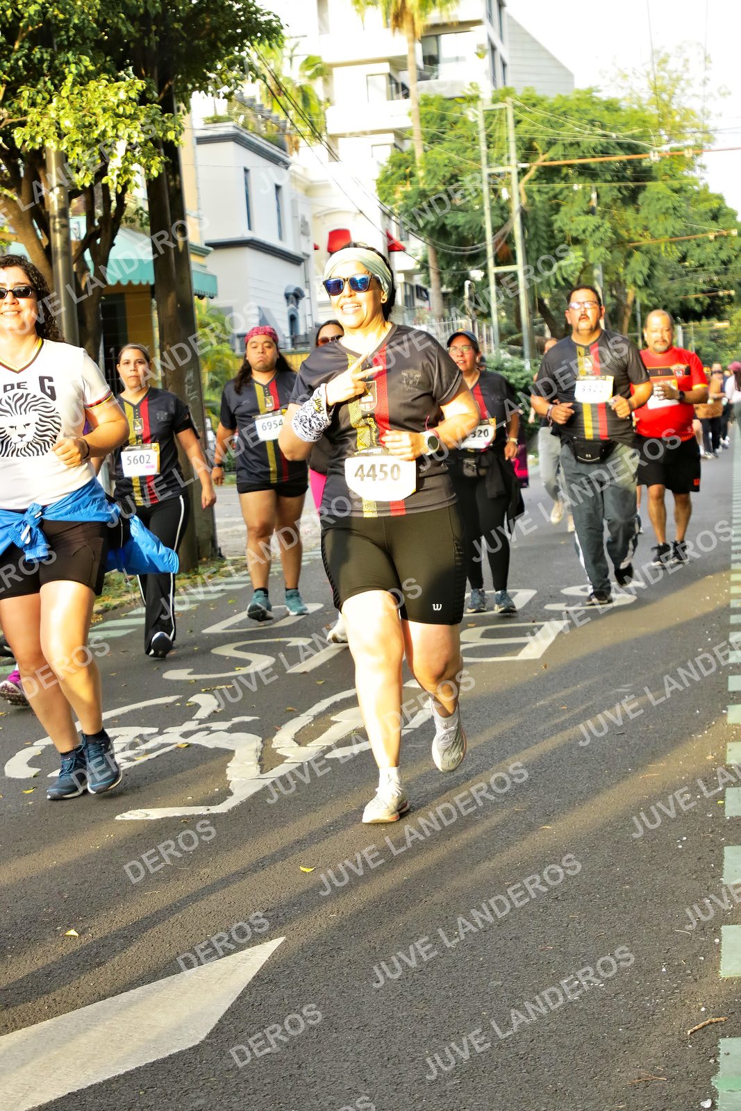 Foto de la X Carrera Leones Negros Red Cola 2026 en Rectoría General de la UdeG, Av. Juárez 976 (meta en Av. Enrique Díaz de León y Pedro Moreno), Guadalajara a las 07:23 · dorsal 4450, 5602, 6954