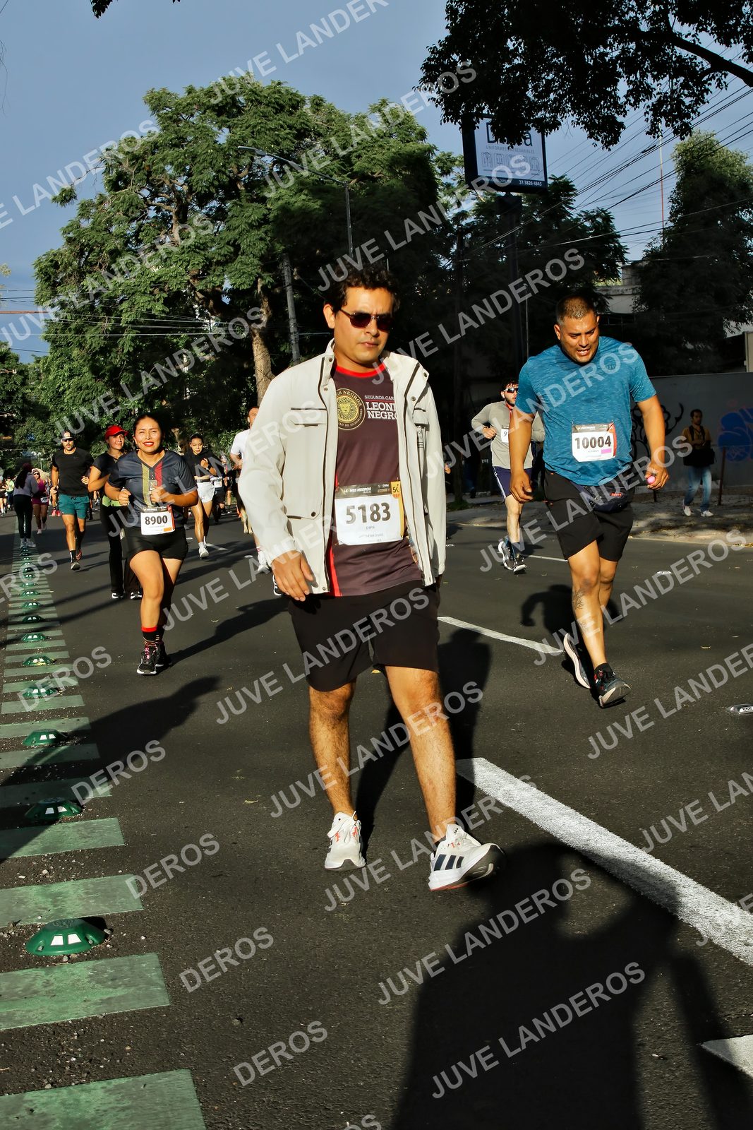 Foto de la X Carrera Leones Negros Red Cola 2026 en Rectoría General de la UdeG, Av. Juárez 976 (meta en Av. Enrique Díaz de León y Pedro Moreno), Guadalajara a las 07:53 · dorsal 5183, 10004, 8900