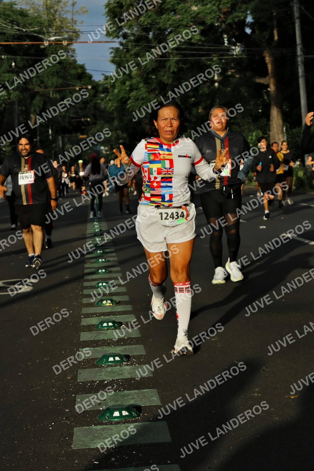 Foto de la X Carrera Leones Negros Red Cola 2026 en Rectoría General de la UdeG, Av. Juárez 976 (meta en Av. Enrique Díaz de León y Pedro Moreno), Guadalajara a las 07:39 · dorsal 12434, 10902