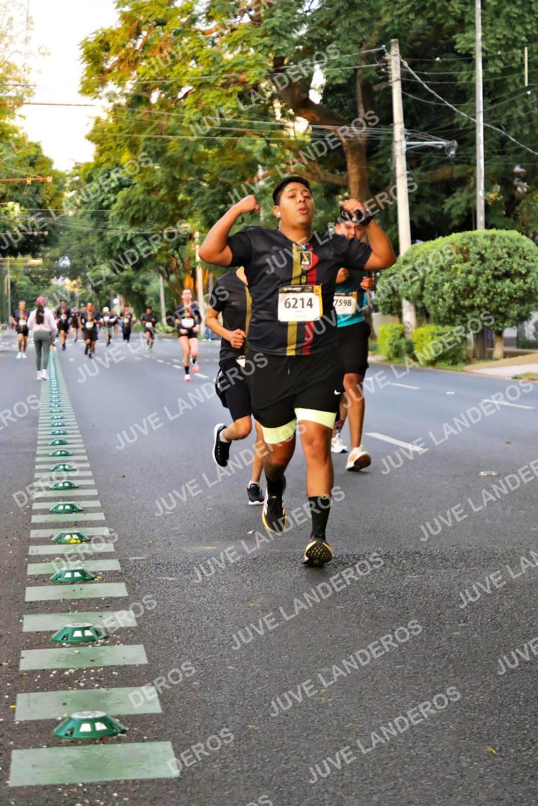 Foto de la X Carrera Leones Negros Red Cola 2026 en Rectoría General de la UdeG, Av. Juárez 976 (meta en Av. Enrique Díaz de León y Pedro Moreno), Guadalajara a las 04:59 · dorsal 6214, 7598