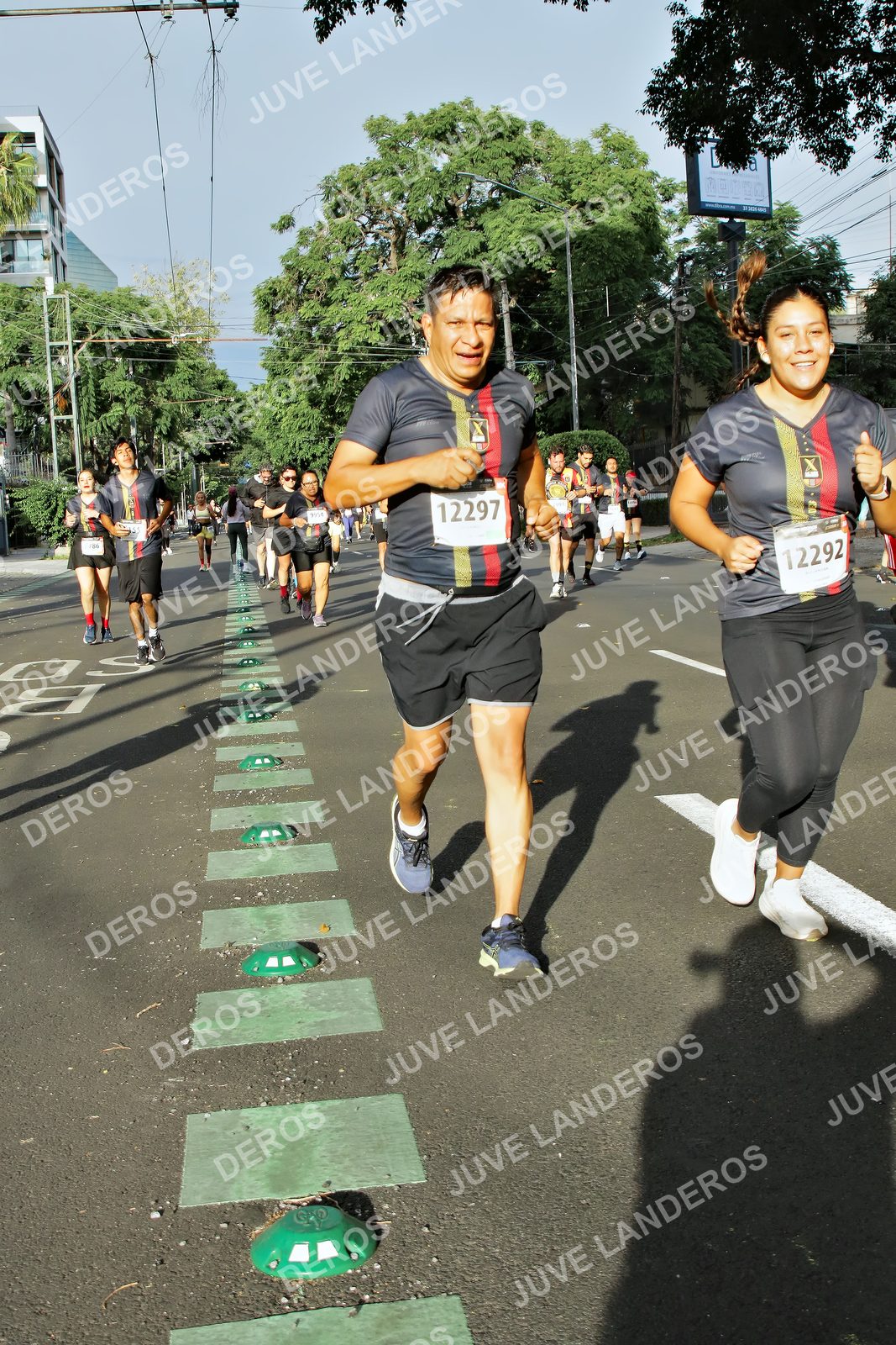 Foto de la X Carrera Leones Negros Red Cola 2026 en Rectoría General de la UdeG, Av. Juárez 976 (meta en Av. Enrique Díaz de León y Pedro Moreno), Guadalajara a las 08:00 · dorsal 12297, 12292