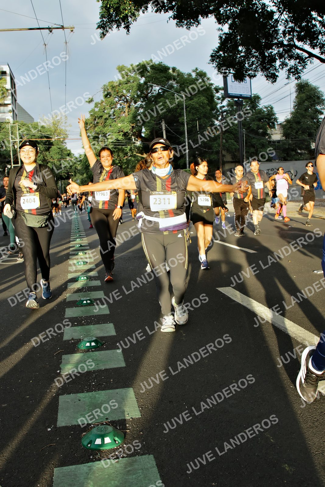 Foto de la X Carrera Leones Negros Red Cola 2026 en Rectoría General de la UdeG, Av. Juárez 976 (meta en Av. Enrique Díaz de León y Pedro Moreno), Guadalajara a las 07:25 · dorsal 2311, 2404, 5206, 11903