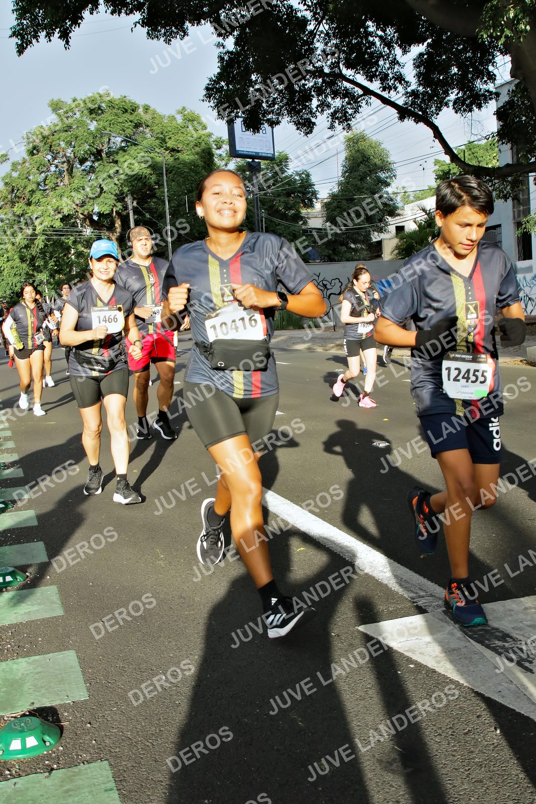 Foto de la X Carrera Leones Negros Red Cola 2026 en Rectoría General de la UdeG, Av. Juárez 976 (meta en Av. Enrique Díaz de León y Pedro Moreno), Guadalajara a las 07:57 · dorsal 12455, 10416, 1466