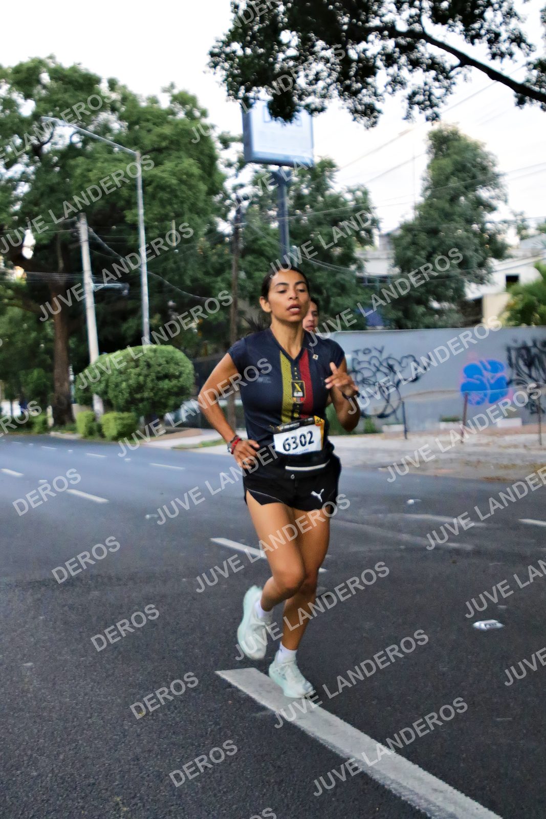 Foto de la X Carrera Leones Negros Red Cola 2026 en Rectoría General de la UdeG, Av. Juárez 976 (meta en Av. Enrique Díaz de León y Pedro Moreno), Guadalajara a las 04:56 · dorsal 6302