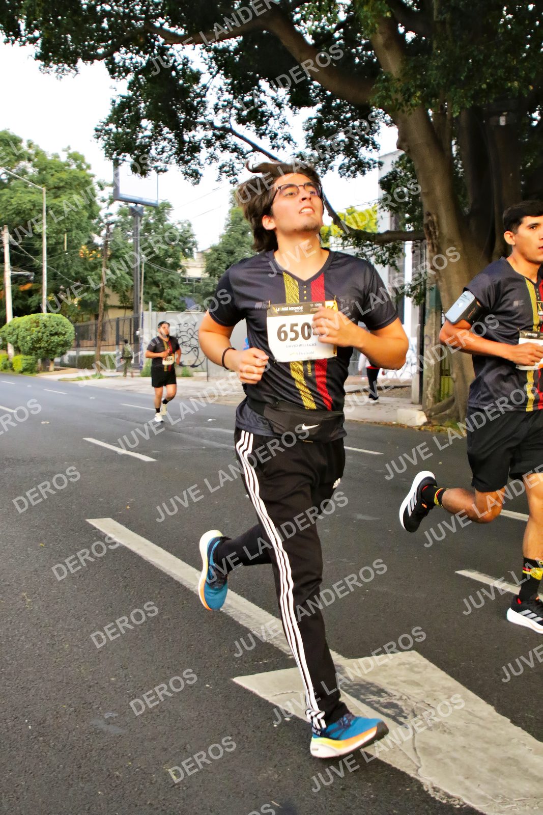 Foto de la X Carrera Leones Negros Red Cola 2026 en Rectoría General de la UdeG, Av. Juárez 976 (meta en Av. Enrique Díaz de León y Pedro Moreno), Guadalajara a las 05:00 · dorsal 650