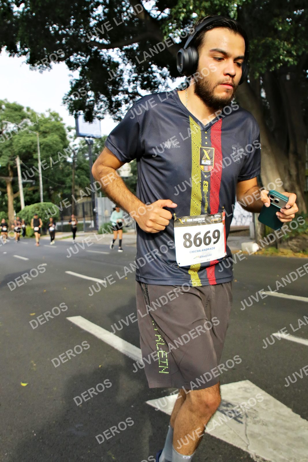 Foto de la X Carrera Leones Negros Red Cola 2026 en Rectoría General de la UdeG, Av. Juárez 976 (meta en Av. Enrique Díaz de León y Pedro Moreno), Guadalajara a las 08:05 · dorsal 8669
