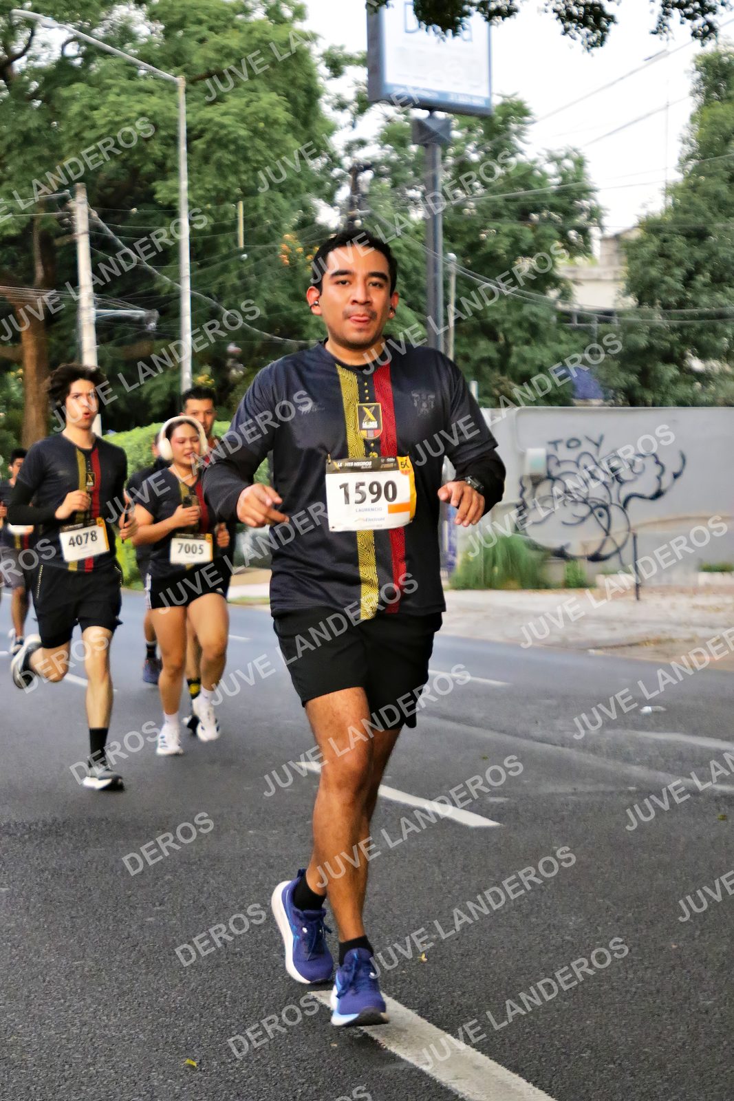 Foto de la X Carrera Leones Negros Red Cola 2026 en Rectoría General de la UdeG, Av. Juárez 976 (meta en Av. Enrique Díaz de León y Pedro Moreno), Guadalajara a las 04:58 · dorsal 1590, 7005, 4078