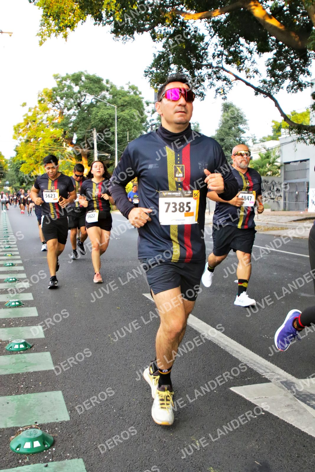 Foto de la X Carrera Leones Negros Red Cola 2026 en Rectoría General de la UdeG, Av. Juárez 976 (meta en Av. Enrique Díaz de León y Pedro Moreno), Guadalajara a las 05:05 · dorsal 7385, 5623, 4847, 5622
