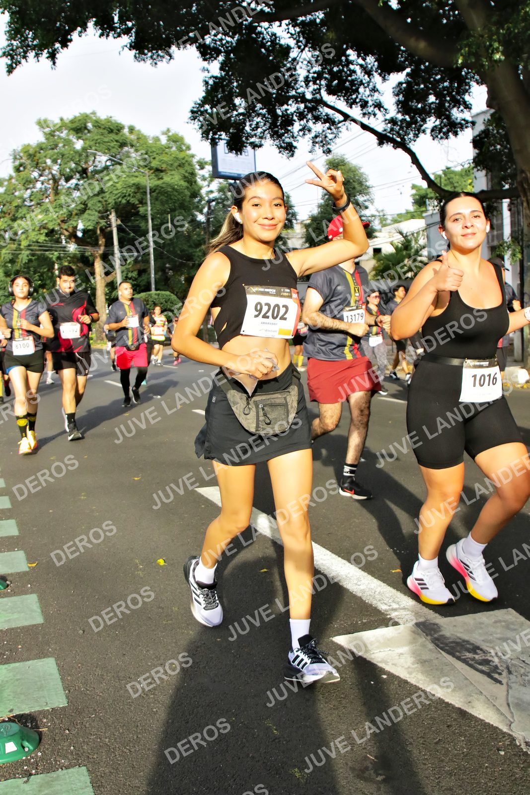 Foto de la X Carrera Leones Negros Red Cola 2026 en Rectoría General de la UdeG, Av. Juárez 976 (meta en Av. Enrique Díaz de León y Pedro Moreno), Guadalajara a las 08:02 · dorsal 9202, 1016, 13179, 8100