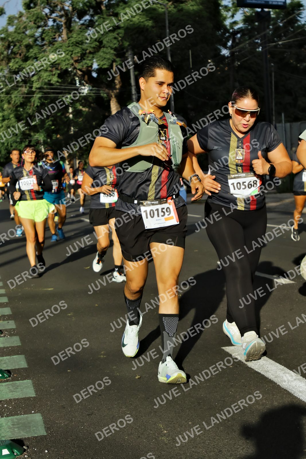 Foto de la X Carrera Leones Negros Red Cola 2026 en Rectoría General de la UdeG, Av. Juárez 976 (meta en Av. Enrique Díaz de León y Pedro Moreno), Guadalajara a las 07:56 · dorsal 10159, 10568, 10029