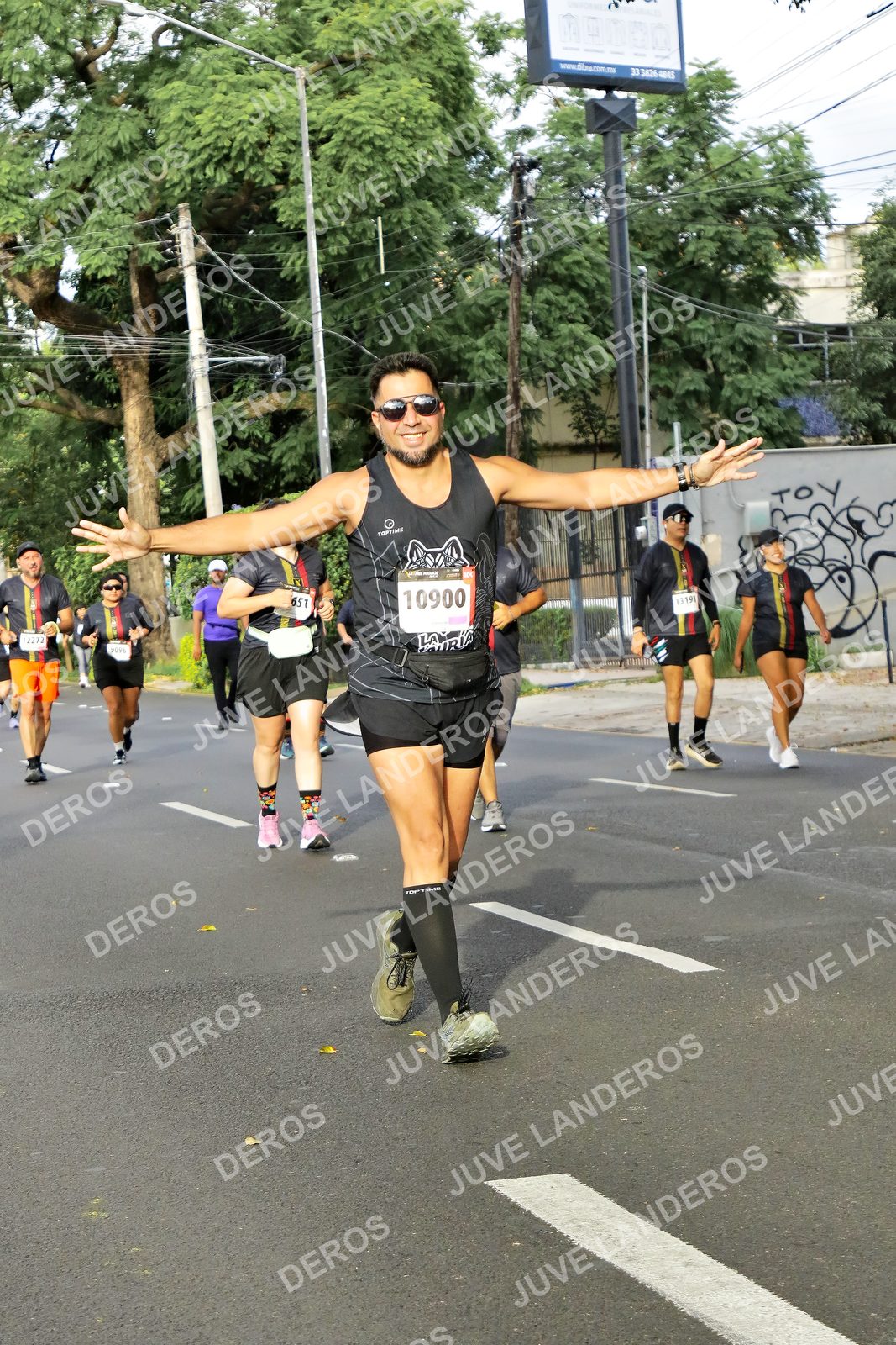Foto de la X Carrera Leones Negros Red Cola 2026 en Rectoría General de la UdeG, Av. Juárez 976 (meta en Av. Enrique Díaz de León y Pedro Moreno), Guadalajara a las 08:10 · dorsal 10900, 651, 2272, 13191