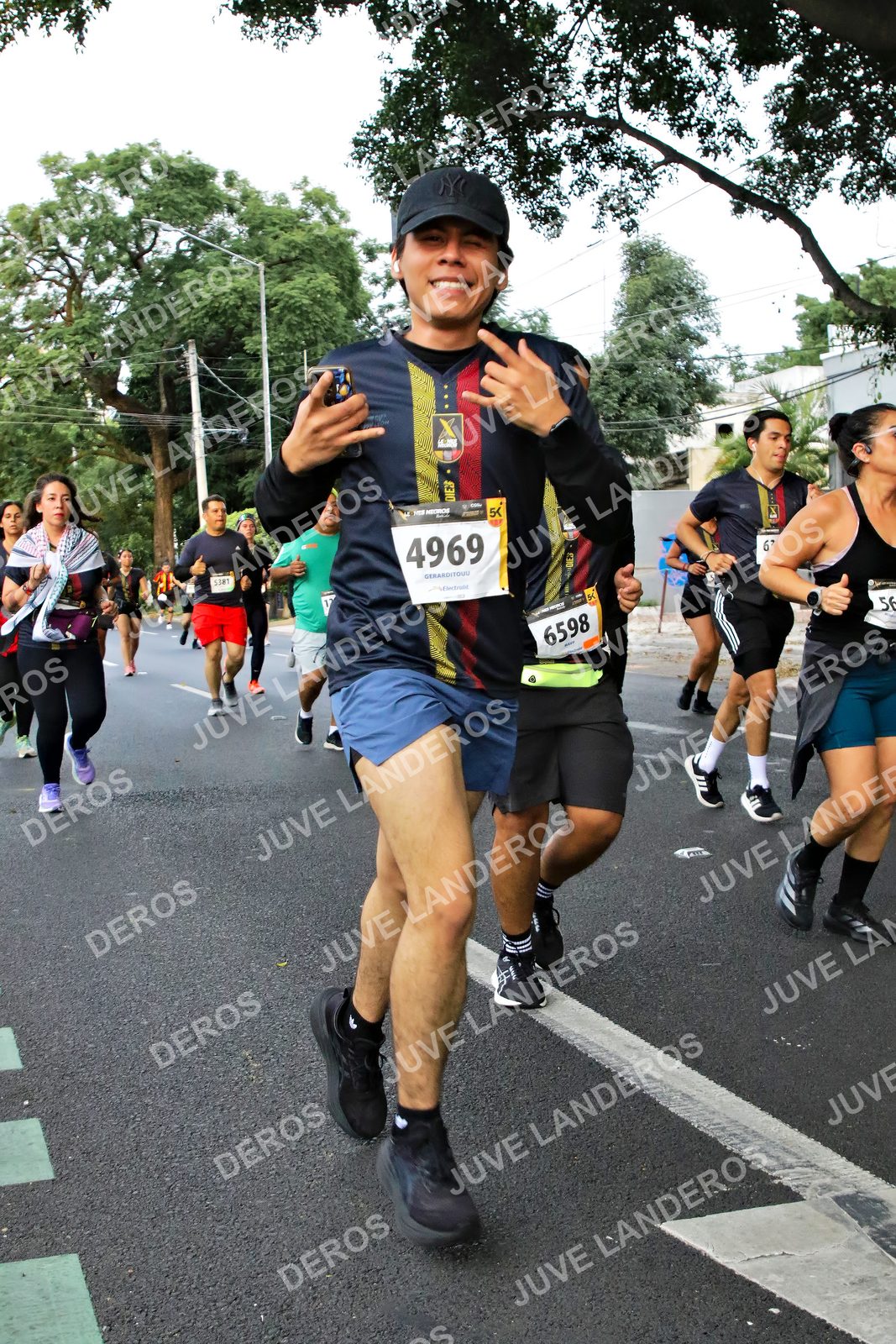 Foto de la X Carrera Leones Negros Red Cola 2026 en Rectoría General de la UdeG, Av. Juárez 976 (meta en Av. Enrique Díaz de León y Pedro Moreno), Guadalajara a las 05:09 · dorsal 4969, 6598, 56, 5381