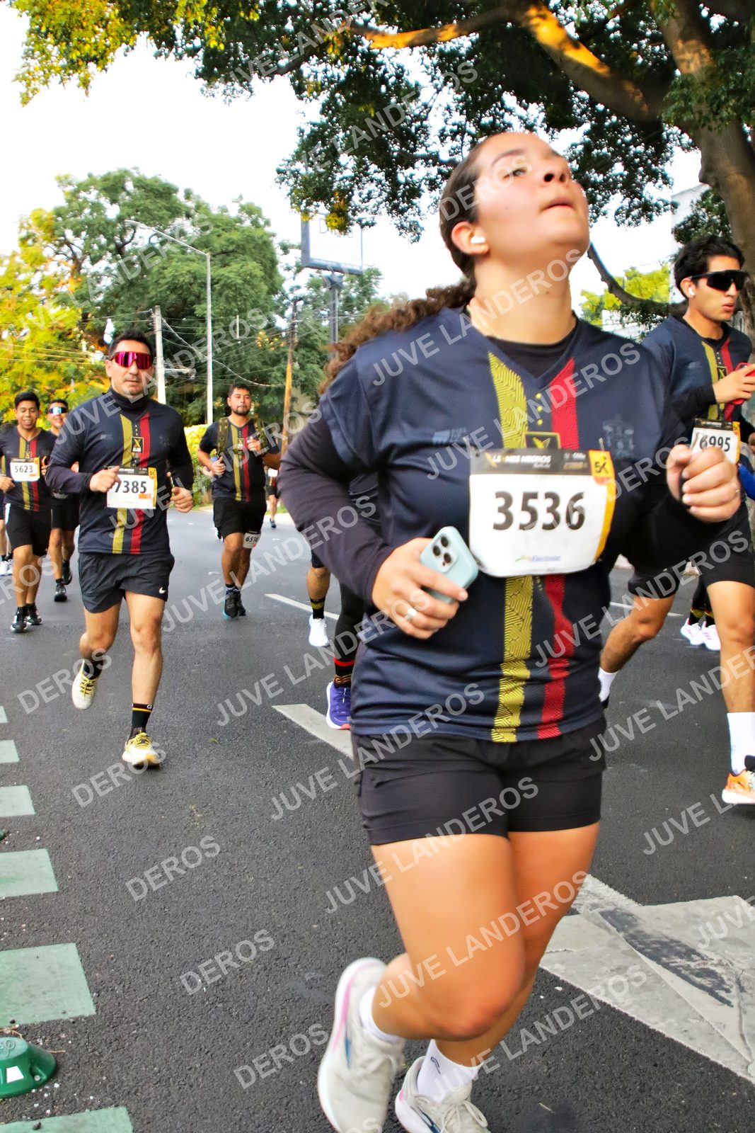 Foto de la X Carrera Leones Negros Red Cola 2026 en Rectoría General de la UdeG, Av. Juárez 976 (meta en Av. Enrique Díaz de León y Pedro Moreno), Guadalajara a las 05:05 · dorsal 3536, 5623, 6995, 7385