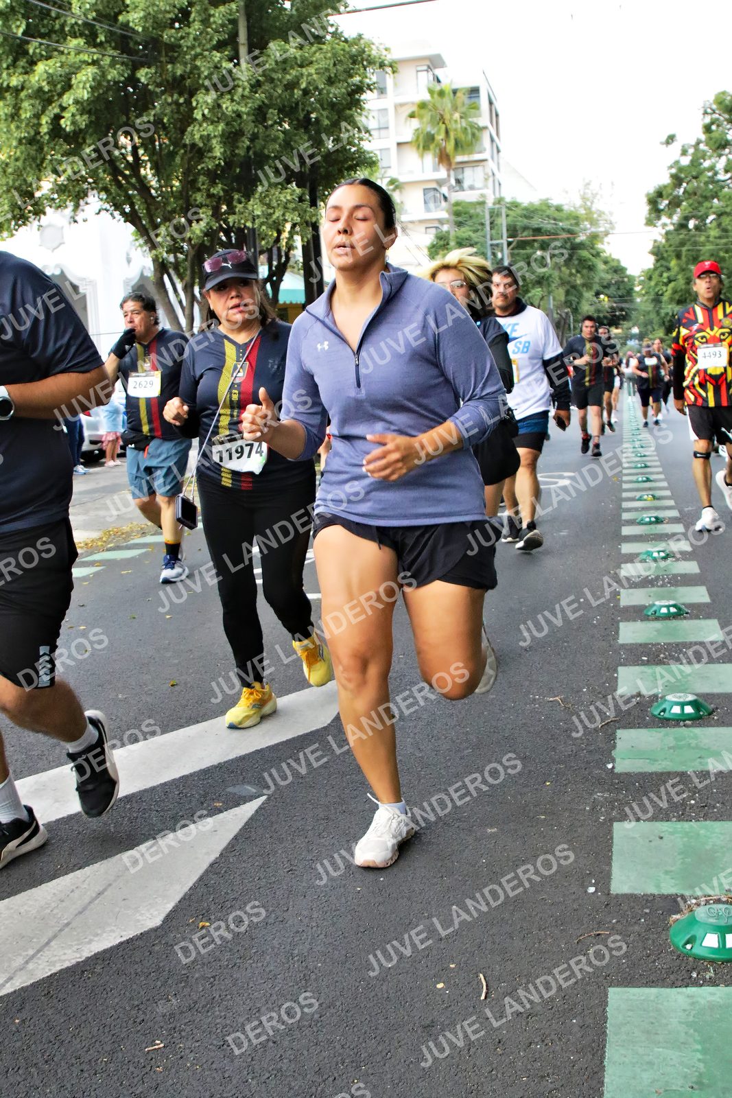 Foto de la X Carrera Leones Negros Red Cola 2026 en Rectoría General de la UdeG, Av. Juárez 976 (meta en Av. Enrique Díaz de León y Pedro Moreno), Guadalajara a las 07:14 · dorsal 11974, 2629, 4493