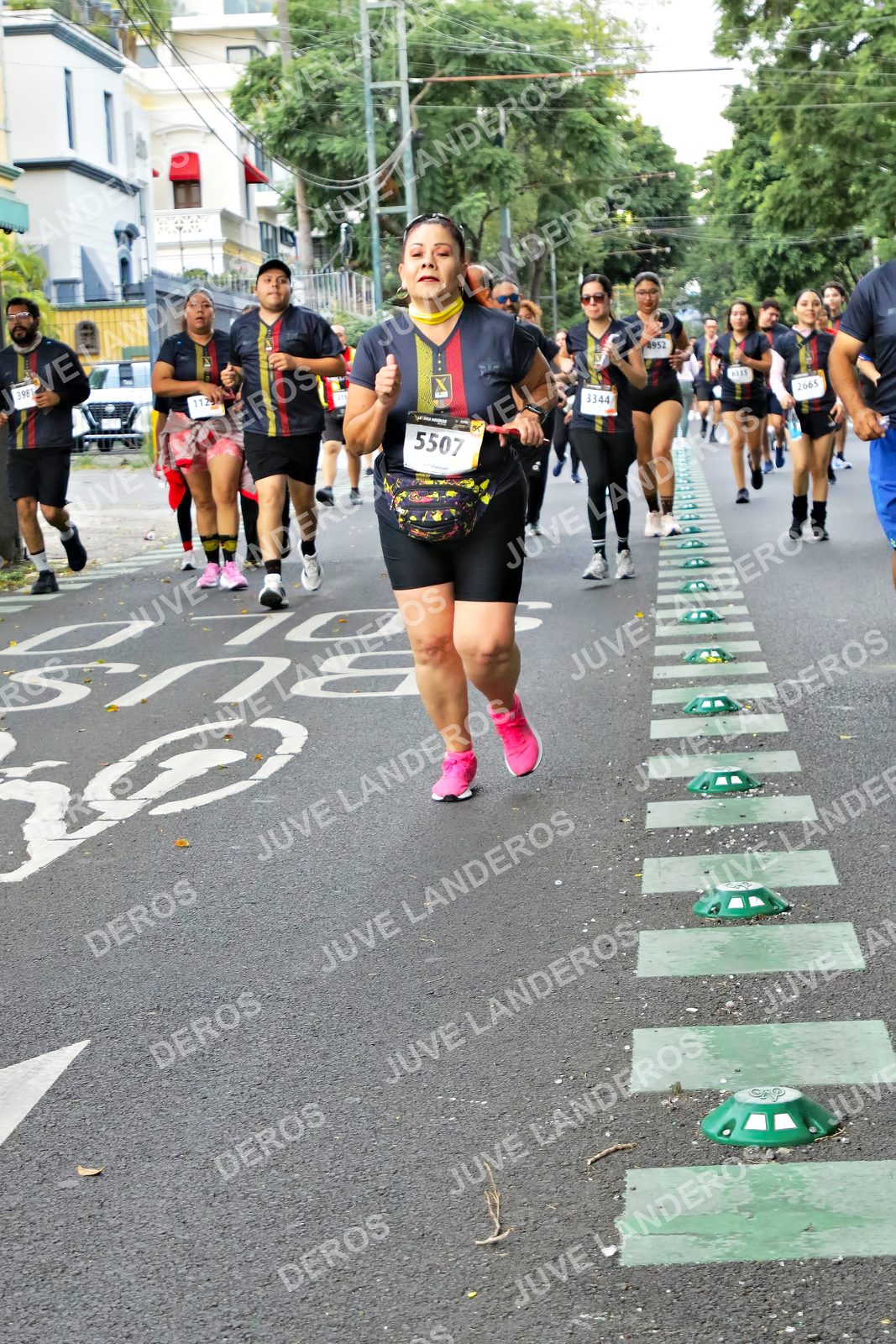 Foto de la X Carrera Leones Negros Red Cola 2026 en Rectoría General de la UdeG, Av. Juárez 976 (meta en Av. Enrique Díaz de León y Pedro Moreno), Guadalajara a las 07:15 · dorsal 5507, 3344, 4952, 2665