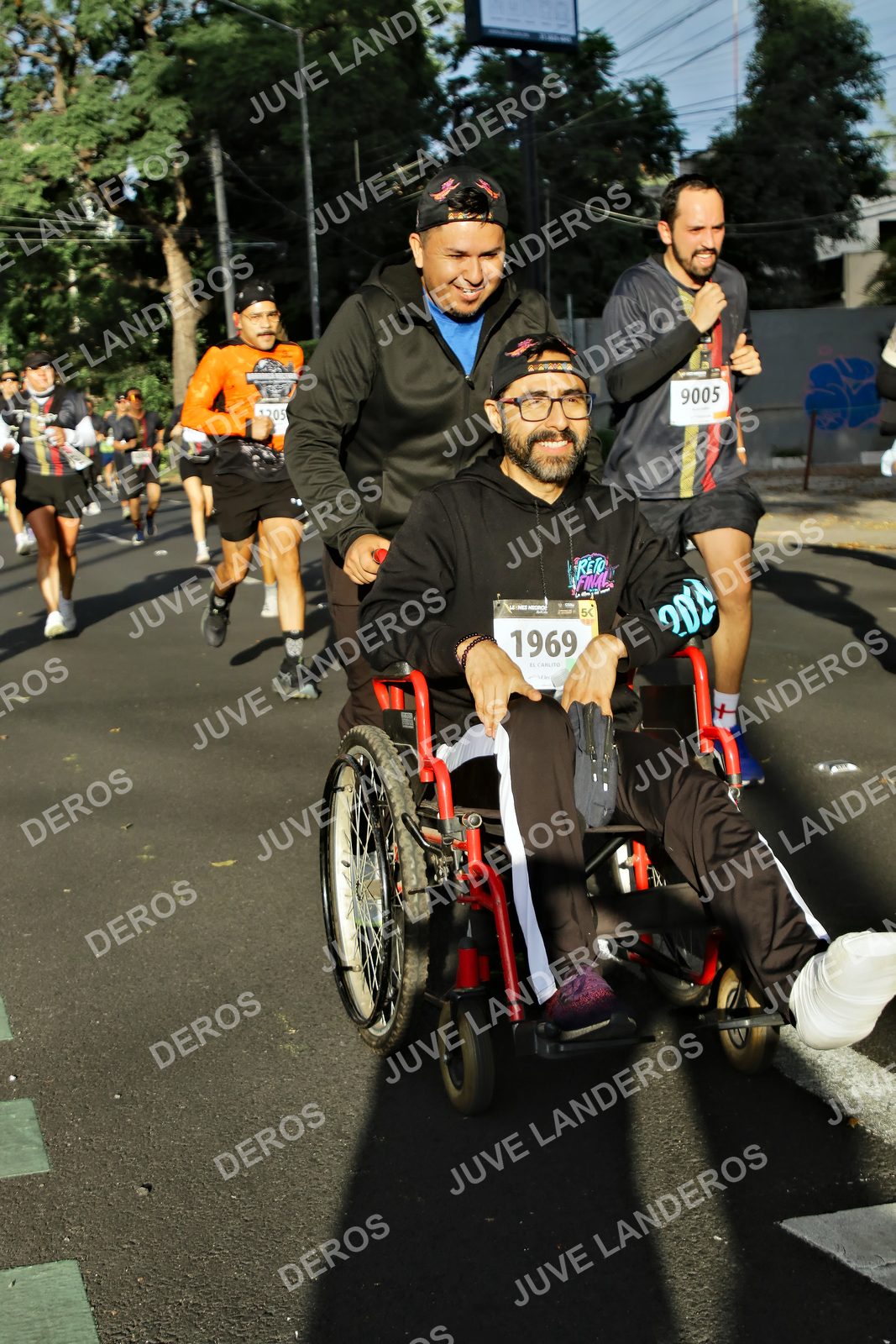 Foto de la X Carrera Leones Negros Red Cola 2026 en Rectoría General de la UdeG, Av. Juárez 976 (meta en Av. Enrique Díaz de León y Pedro Moreno), Guadalajara a las 07:46 · dorsal 1969, 9005, 1205