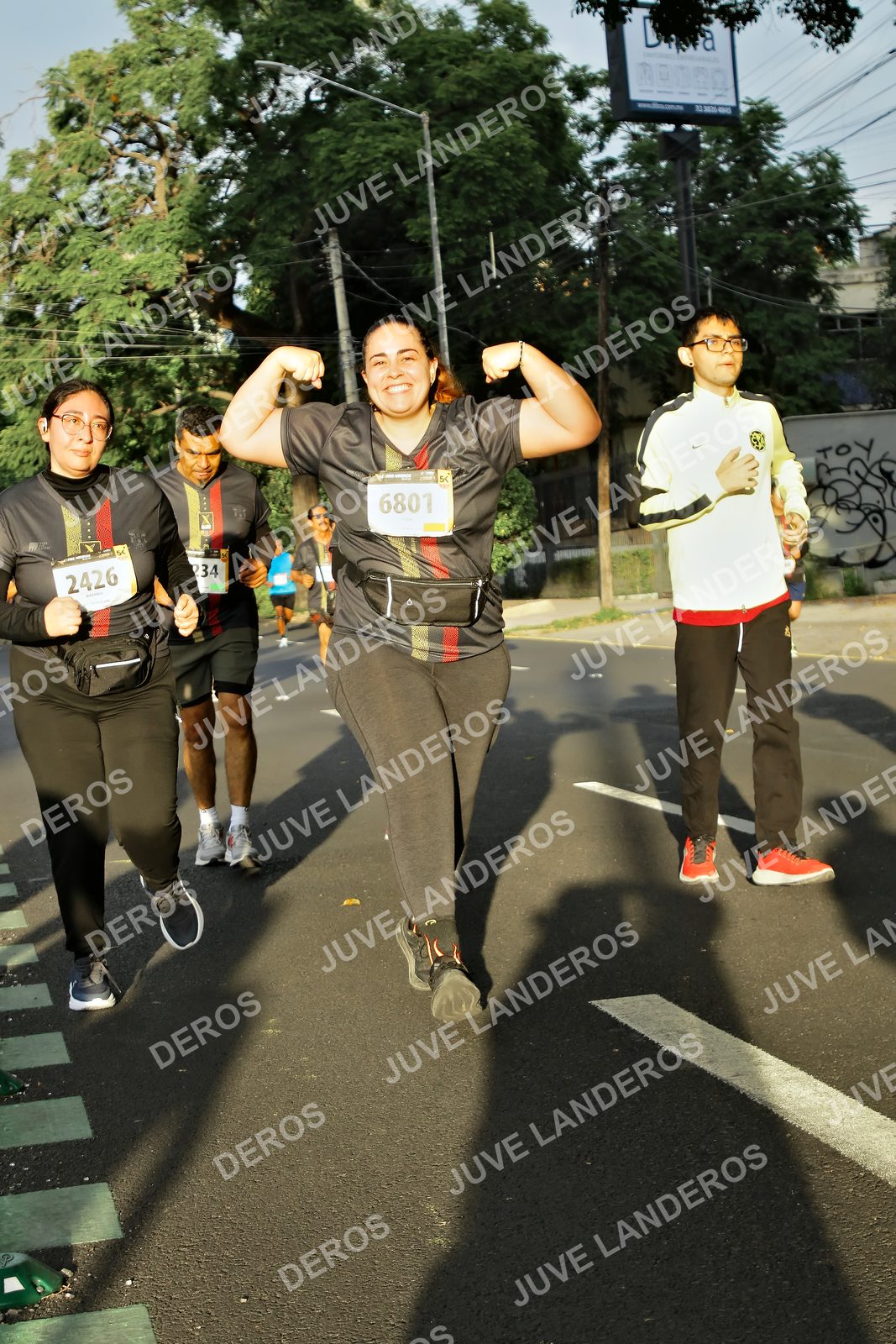 Foto de la X Carrera Leones Negros Red Cola 2026 en Rectoría General de la UdeG, Av. Juárez 976 (meta en Av. Enrique Díaz de León y Pedro Moreno), Guadalajara a las 07:25 · dorsal 2426, 6801, 234
