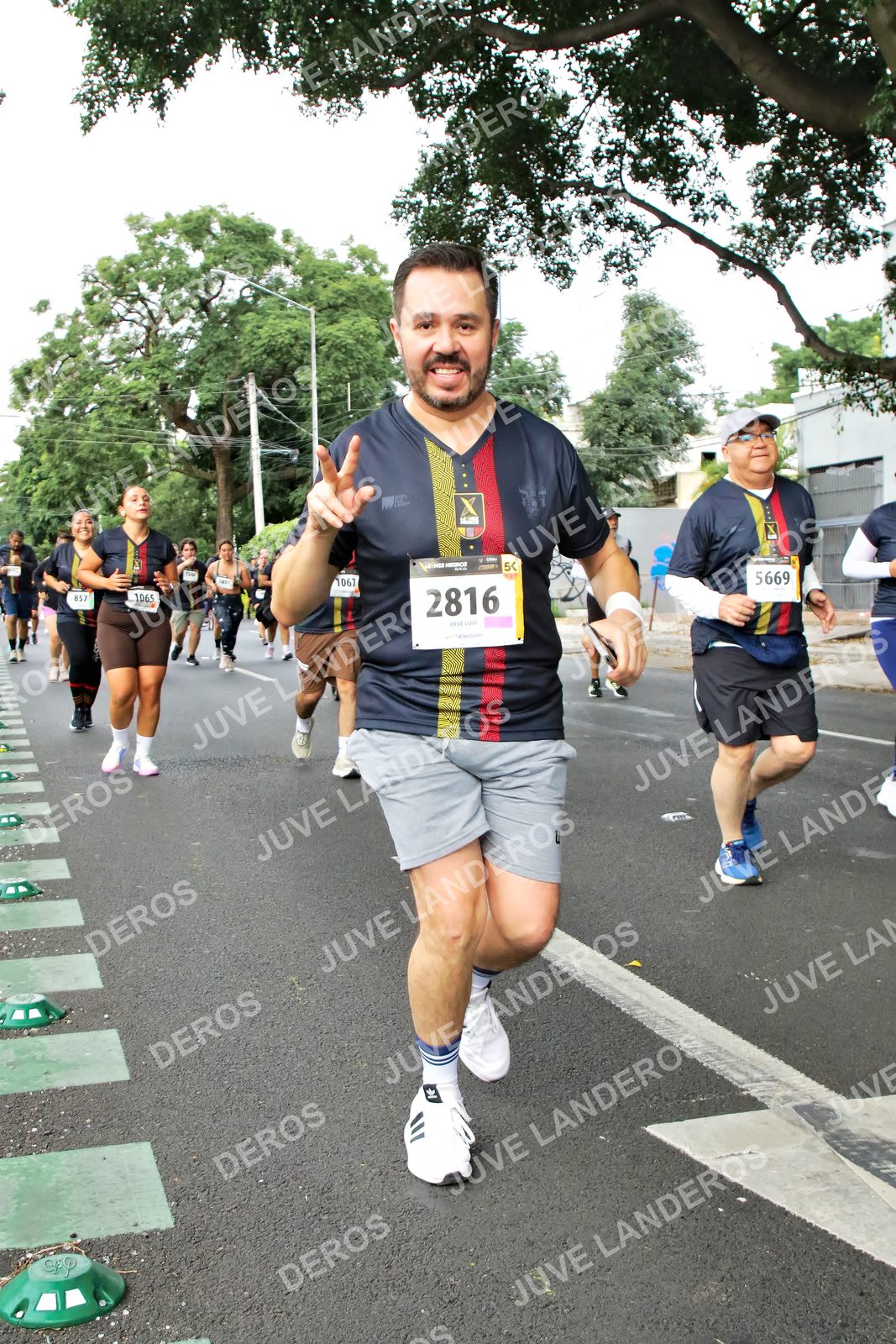 Foto de la X Carrera Leones Negros Red Cola 2026 en Rectoría General de la UdeG, Av. Juárez 976 (meta en Av. Enrique Díaz de León y Pedro Moreno), Guadalajara a las 07:16 · dorsal 2816, 5669, 857, 1065