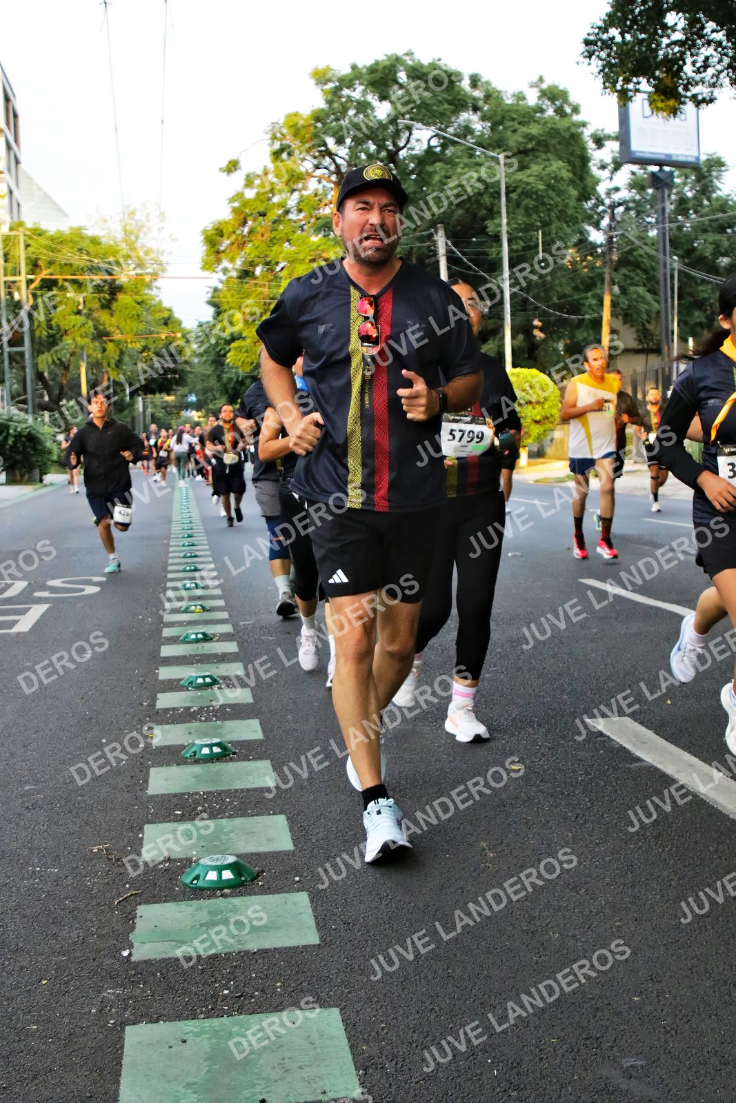 Foto de la X Carrera Leones Negros Red Cola 2026 en Rectoría General de la UdeG, Av. Juárez 976 (meta en Av. Enrique Díaz de León y Pedro Moreno), Guadalajara a las 05:06 · dorsal 5799