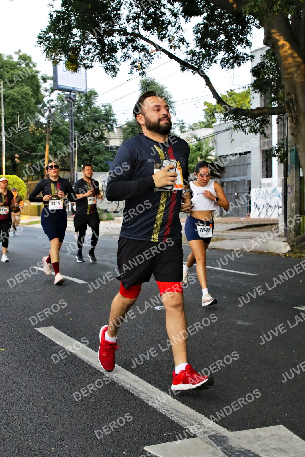 Foto de la X Carrera Leones Negros Red Cola 2026 en Rectoría General de la UdeG, Av. Juárez 976 (meta en Av. Enrique Díaz de León y Pedro Moreno), Guadalajara a las 05:05 · dorsal 4119, 7845, 6419, 6350