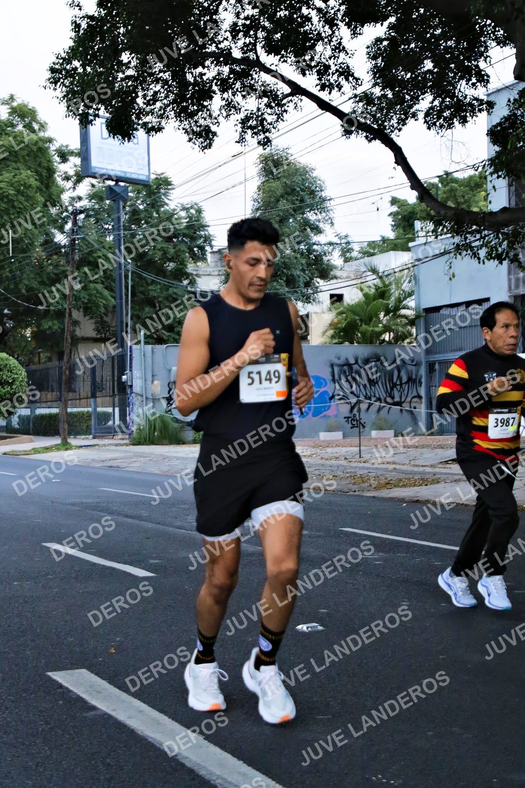 Foto de la X Carrera Leones Negros Red Cola 2026 en Rectoría General de la UdeG, Av. Juárez 976 (meta en Av. Enrique Díaz de León y Pedro Moreno), Guadalajara a las 04:55 · dorsal 5149, 3987