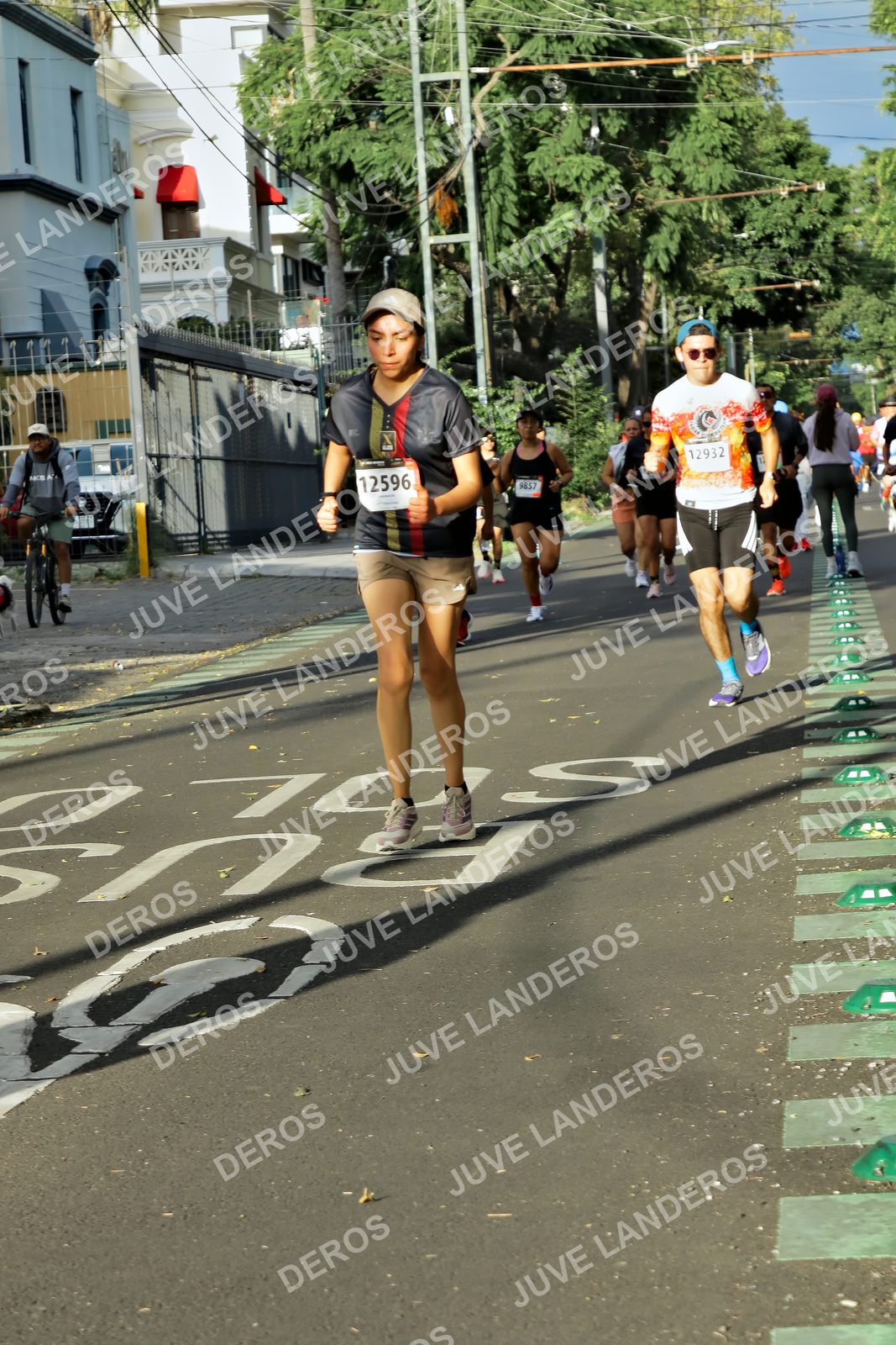 Foto de la X Carrera Leones Negros Red Cola 2026 en Rectoría General de la UdeG, Av. Juárez 976 (meta en Av. Enrique Díaz de León y Pedro Moreno), Guadalajara a las 07:52 · dorsal 12596, 12932, 9857