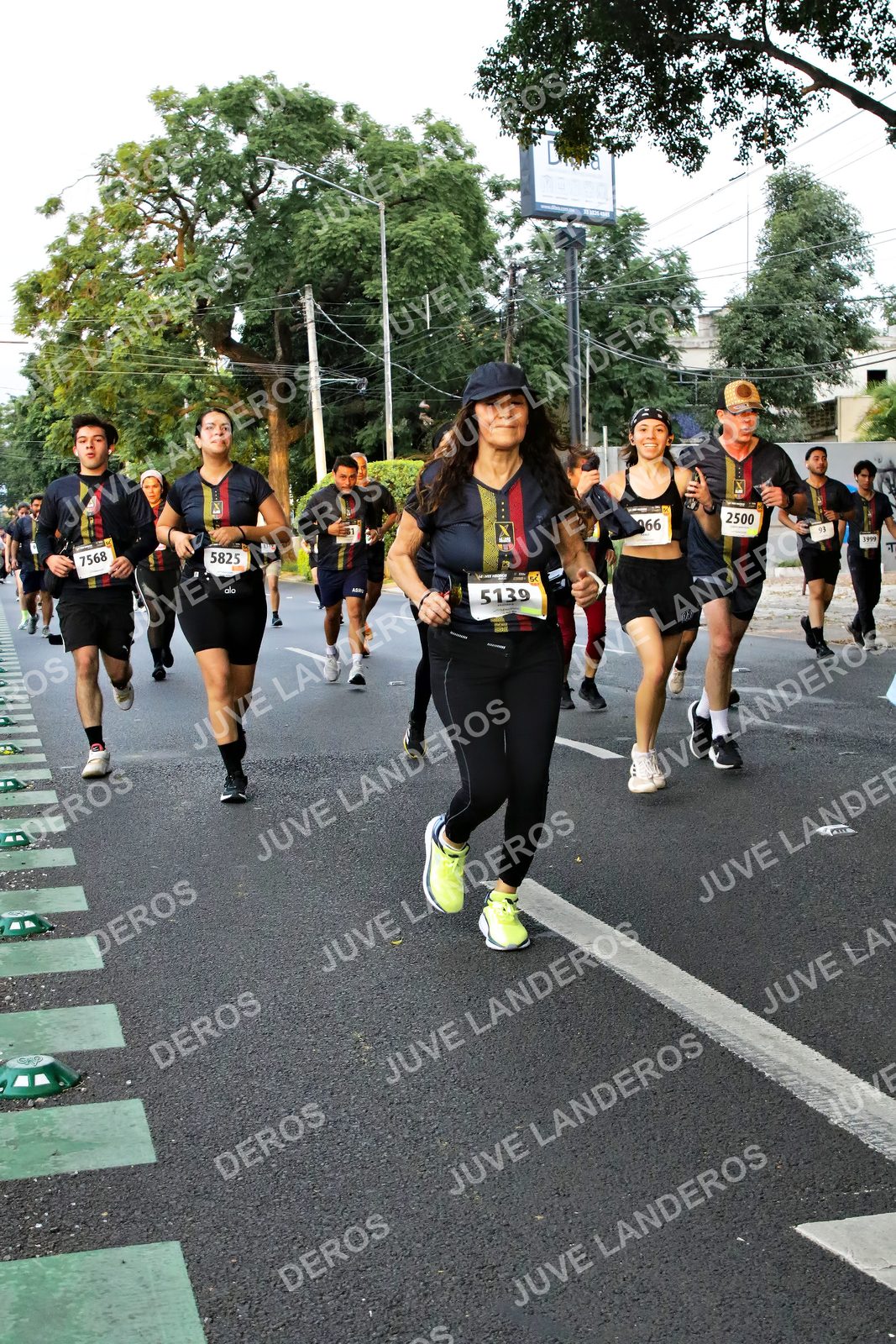 Foto de la X Carrera Leones Negros Red Cola 2026 en Rectoría General de la UdeG, Av. Juárez 976 (meta en Av. Enrique Díaz de León y Pedro Moreno), Guadalajara a las 05:08 · dorsal 5825, 5139, 2500, 7568