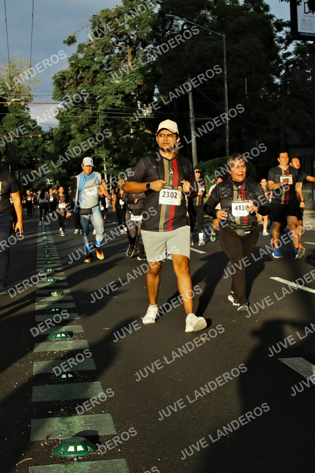 Foto de la X Carrera Leones Negros Red Cola 2026 en Rectoría General de la UdeG, Av. Juárez 976 (meta en Av. Enrique Díaz de León y Pedro Moreno), Guadalajara a las 07:28 · dorsal 2302, 4130, 2323, 2321