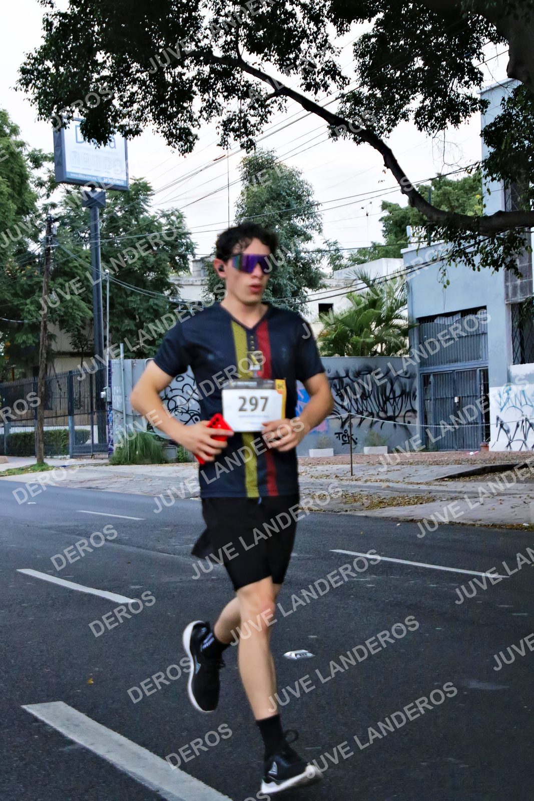 Foto de la X Carrera Leones Negros Red Cola 2026 en Rectoría General de la UdeG, Av. Juárez 976 (meta en Av. Enrique Díaz de León y Pedro Moreno), Guadalajara a las 04:56 · dorsal 297