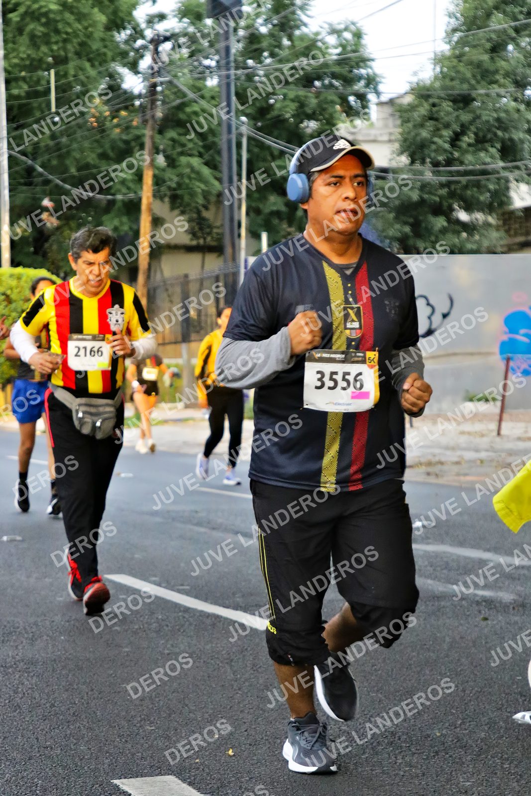Foto de la X Carrera Leones Negros Red Cola 2026 en Rectoría General de la UdeG, Av. Juárez 976 (meta en Av. Enrique Díaz de León y Pedro Moreno), Guadalajara a las 05:08 · dorsal 3556, 2166