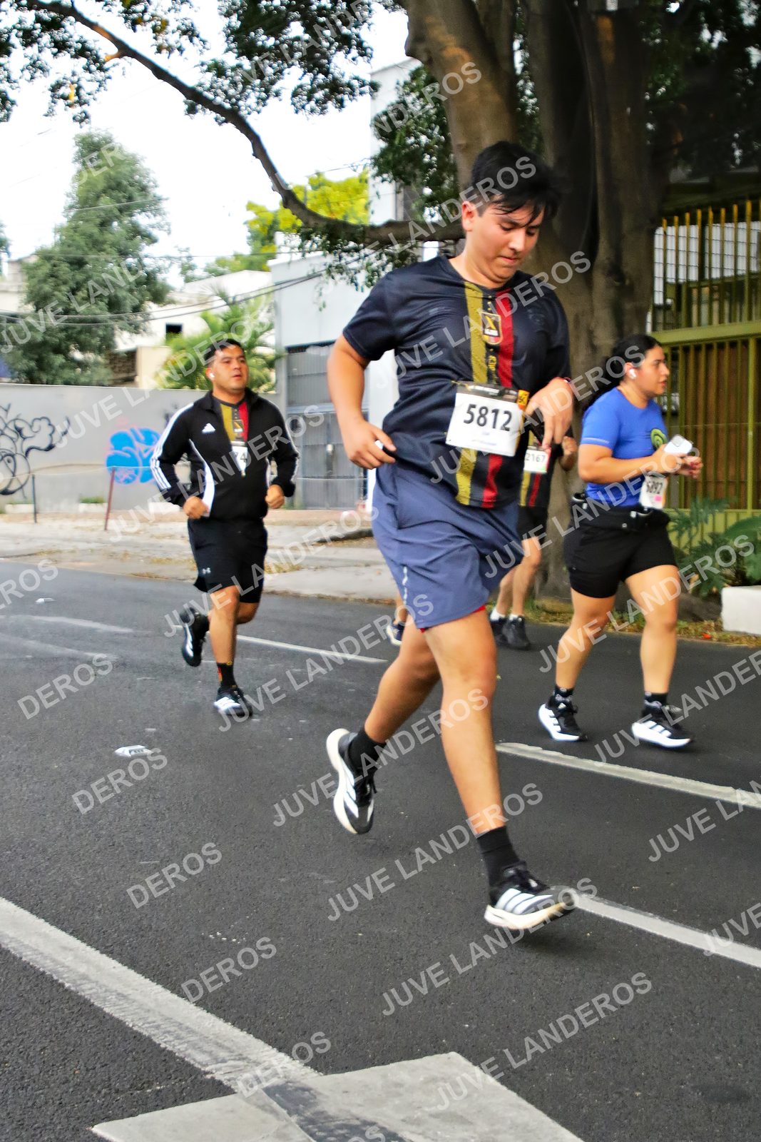Foto de la X Carrera Leones Negros Red Cola 2026 en Rectoría General de la UdeG, Av. Juárez 976 (meta en Av. Enrique Díaz de León y Pedro Moreno), Guadalajara a las 05:05 · dorsal 5812, 5892, 2167