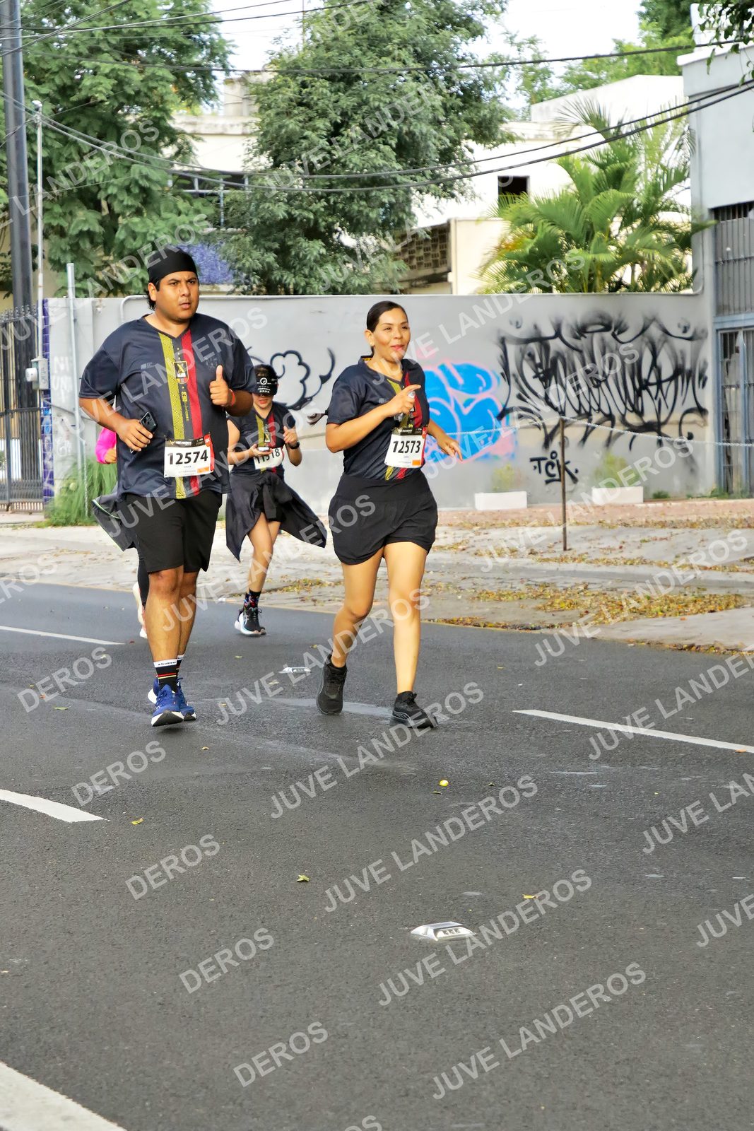 Foto de la X Carrera Leones Negros Red Cola 2026 en Rectoría General de la UdeG, Av. Juárez 976 (meta en Av. Enrique Díaz de León y Pedro Moreno), Guadalajara a las 08:15 · dorsal 12574, 12573, 18