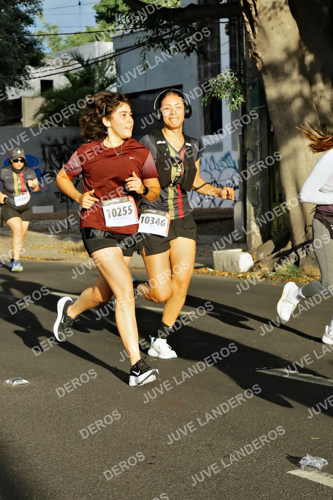 Foto de la X Carrera Leones Negros Red Cola 2026 en Rectoría General de la UdeG, Av. Juárez 976 (meta en Av. Enrique Díaz de León y Pedro Moreno), Guadalajara a las 07:42 · dorsal 10255, 10346, 13391
