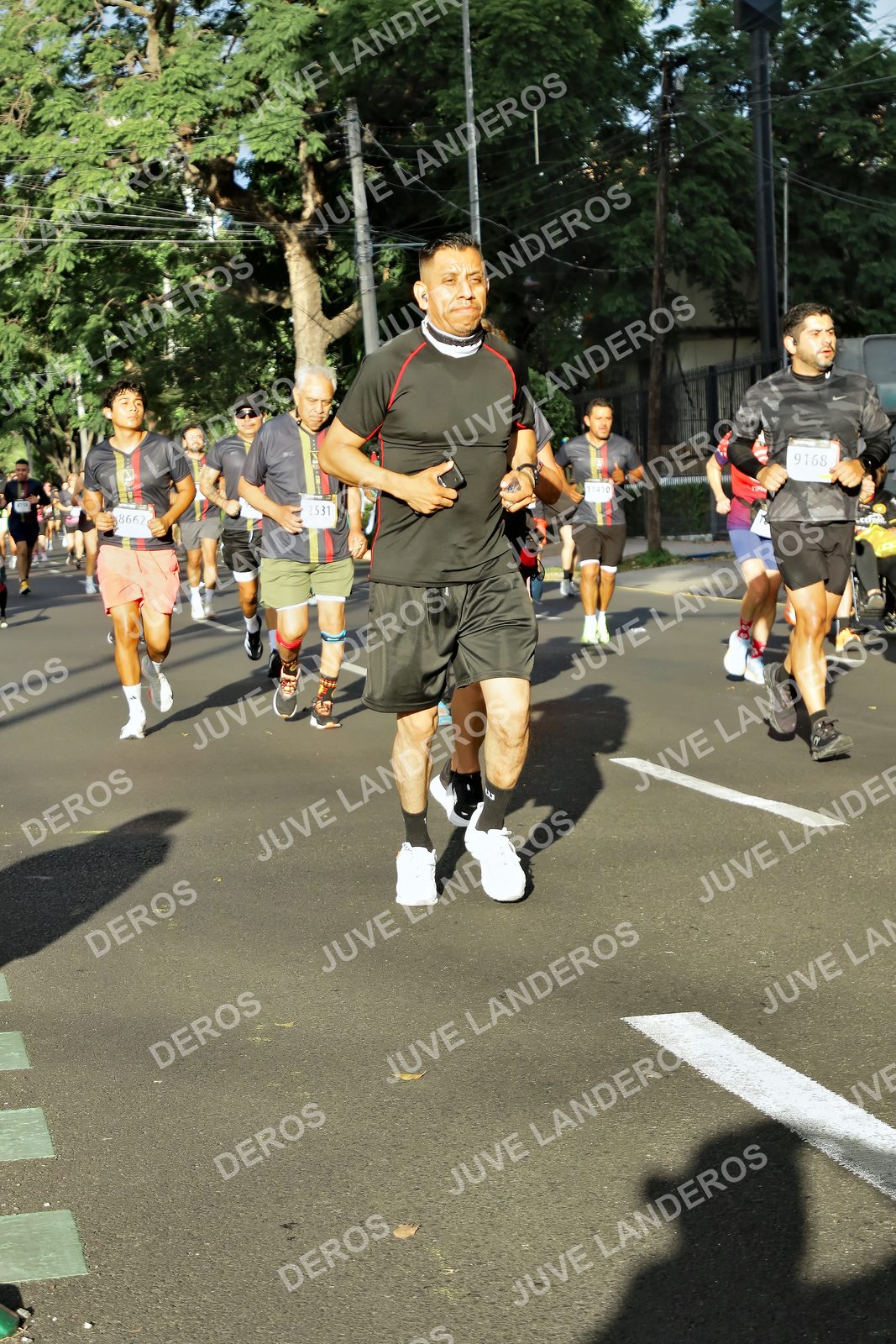 Foto de la X Carrera Leones Negros Red Cola 2026 en Rectoría General de la UdeG, Av. Juárez 976 (meta en Av. Enrique Díaz de León y Pedro Moreno), Guadalajara a las 07:49 · dorsal 9168, 8662, 11418, 2531