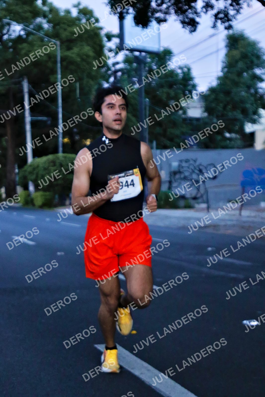Foto de la X Carrera Leones Negros Red Cola 2026 en Rectoría General de la UdeG, Av. Juárez 976 (meta en Av. Enrique Díaz de León y Pedro Moreno), Guadalajara a las 04:50 · dorsal 944