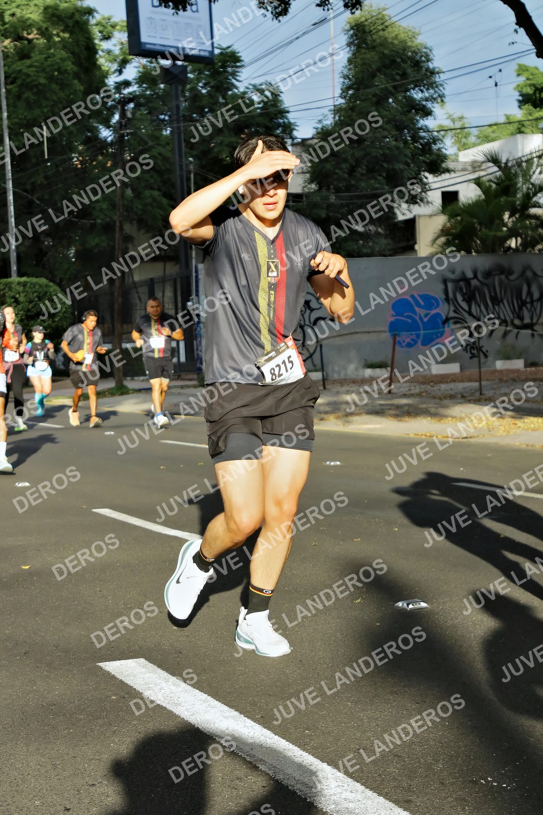 Foto de la X Carrera Leones Negros Red Cola 2026 en Rectoría General de la UdeG, Av. Juárez 976 (meta en Av. Enrique Díaz de León y Pedro Moreno), Guadalajara a las 07:50 · dorsal 8215